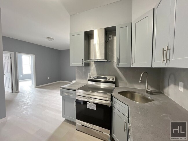 26 AVENUE, Unit 2F