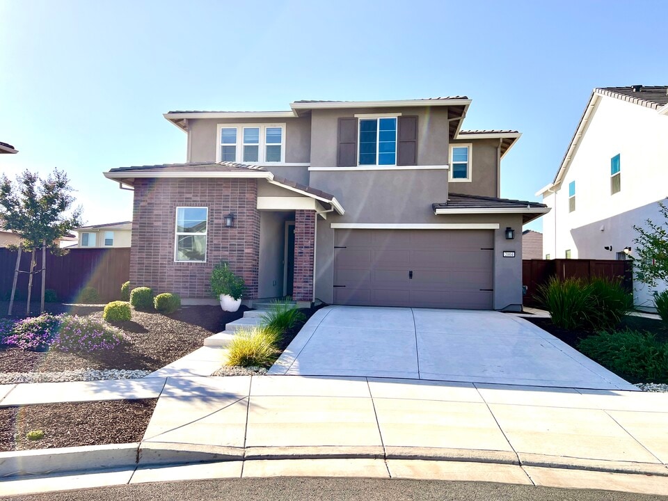 2004 Baker Pl in Woodland, CA - Building Photo