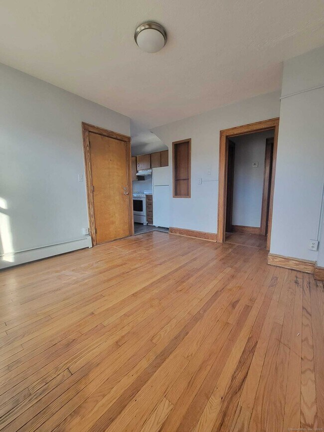 1048 Broad St in Meriden, CT - Building Photo - Building Photo