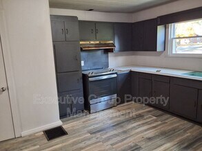 746 W Elm Rd in Radcliff, KY - Building Photo - Building Photo