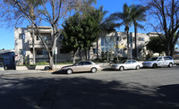 Gilmore Villas in Van Nuys, CA - Foto de edificio - Building Photo