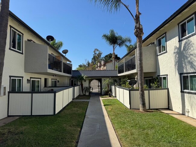 Vista Glen Apartments in Vista, CA - Building Photo - Building Photo