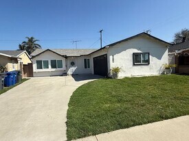 11381 Walcroft St in Lakewood, CA - Building Photo