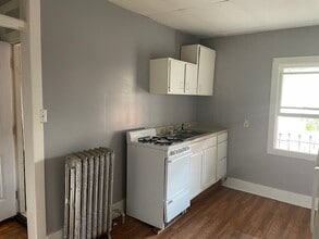 1058 Pennsylvania Ave, Unit 3 in Tyrone, PA - Foto de edificio - Building Photo