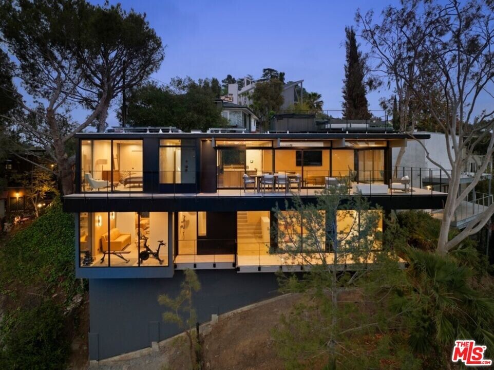 5671 Spreading Oak Dr in Los Angeles, CA - Building Photo