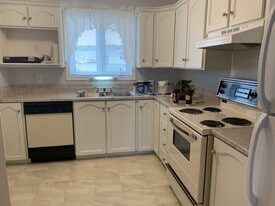 6 Sarasota Ct in St John's, NL - Building Photo