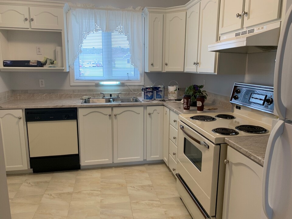 6 Sarasota Ct in St John's, NL - Building Photo