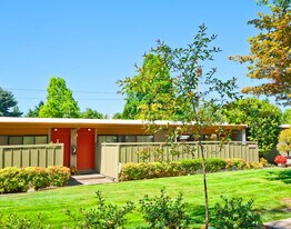 King Plaza Apartments in Portland, OR - Building Photo