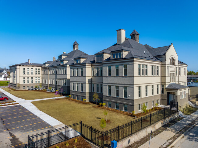 McKinley School Lofts in Milwaukee, WI - Foto de edificio - Building Photo