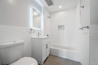 43-34 53rd St, Unit 7B in Queens, NY - Building Photo - Building Photo