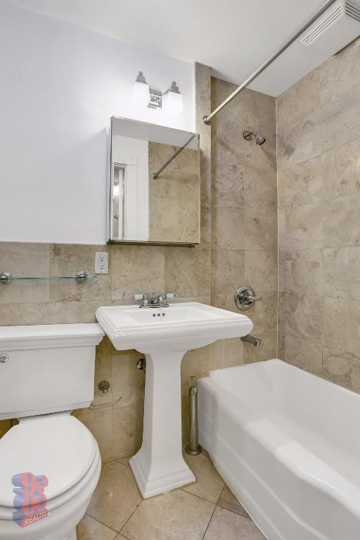 564 Hudson St, Unit 3 in New York, NY - Foto de edificio - Building Photo