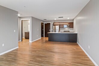 8041 W Bluemound Rd in Milwaukee, WI - Foto de edificio - Building Photo