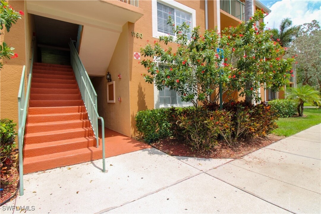 1190 Wildwood Lakes Blvd in Naples, FL - Building Photo