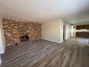 1118 Clinton Rd in Sacramento, CA - Building Photo - Building Photo