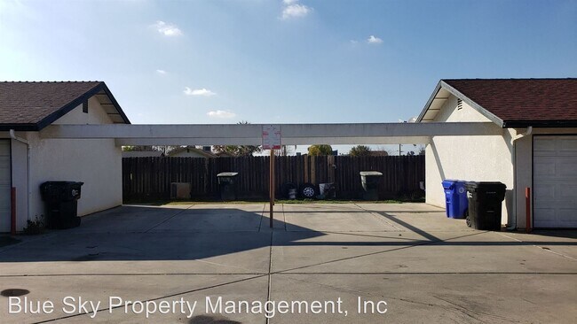 1445 Cottage Pl in Porterville, CA - Foto de edificio - Building Photo