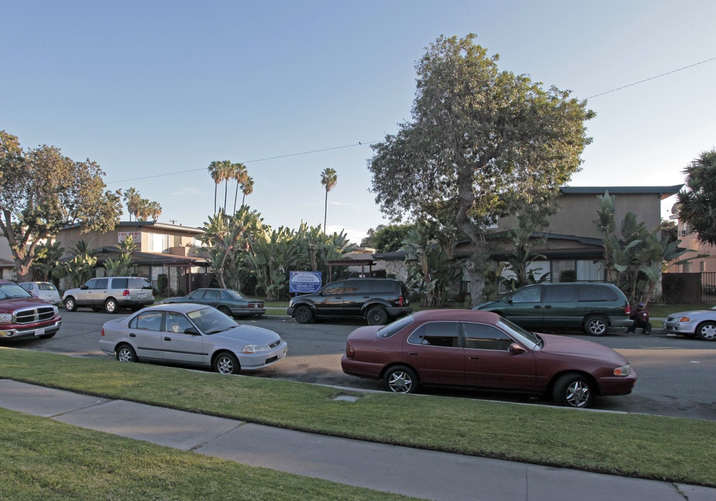 Sallie Lane Courtyard in Anaheim, CA - Building Photo
