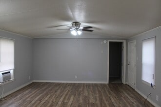 919 Austin St in Kingsland, TX - Building Photo - Building Photo