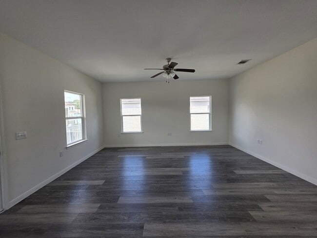 6223 Lacey Oak Dr in Hitchcock, TX - Building Photo - Building Photo