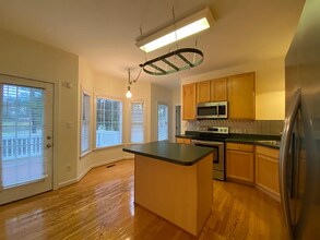 210 Kelly W Dr in Apex, NC - Foto de edificio - Building Photo