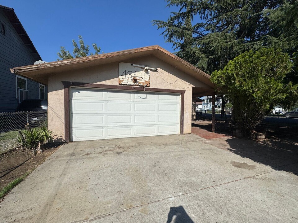 43 E Jefferson St in Stockton, CA - Building Photo