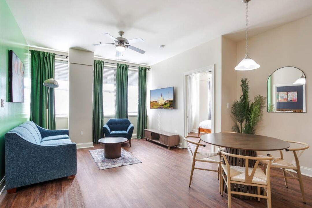 925 Common St in New Orleans, LA - Building Photo
