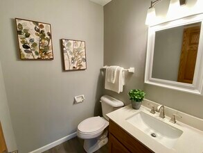 N89W15976 Main St, Unit 15976 in Menomonee Falls, WI - Foto de edificio - Building Photo