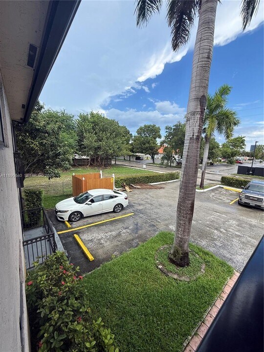 100 SE 5th Ave in Hallandale Beach, FL - Building Photo