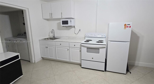 1401 NW 79th Terrace in Pembroke Pines, FL - Building Photo - Building Photo