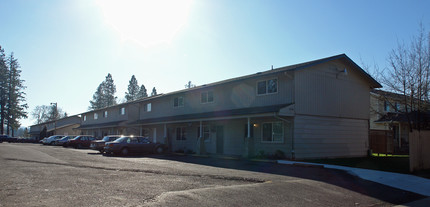 Broadway Park Apartments in Veneta, OR - Building Photo - Building Photo