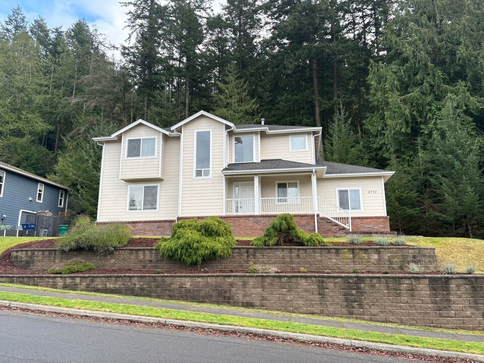 3717 Cedar Glen Way in Anacortes, WA - Building Photo