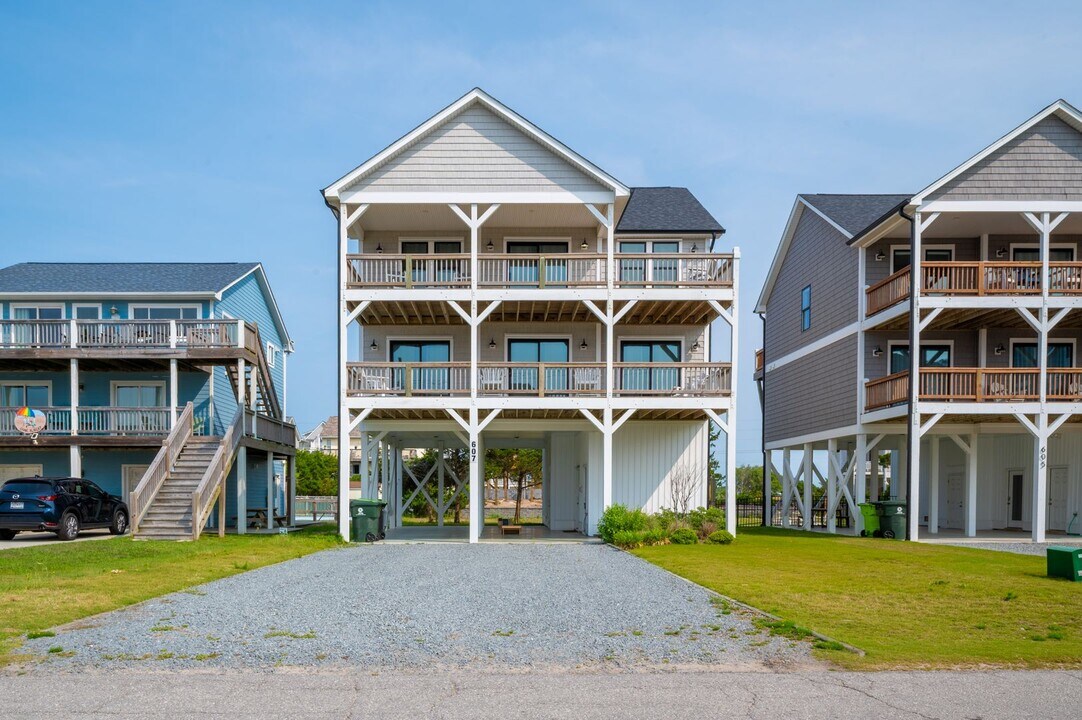 607 S Shore Dr in Surf City, NC - Building Photo