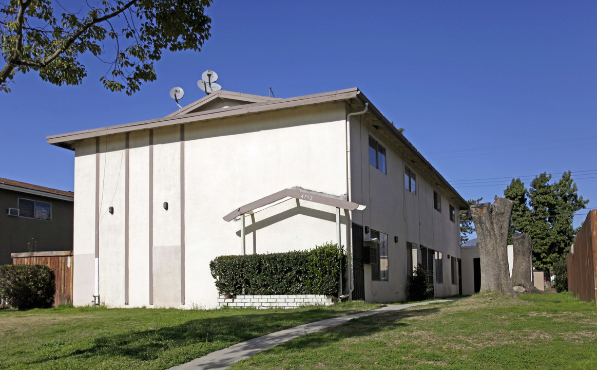 4752 Canoga St in Montclair, CA - Foto de edificio