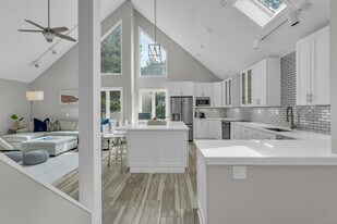 11 Copper Hill Dr in Guilford, CT - Building Photo