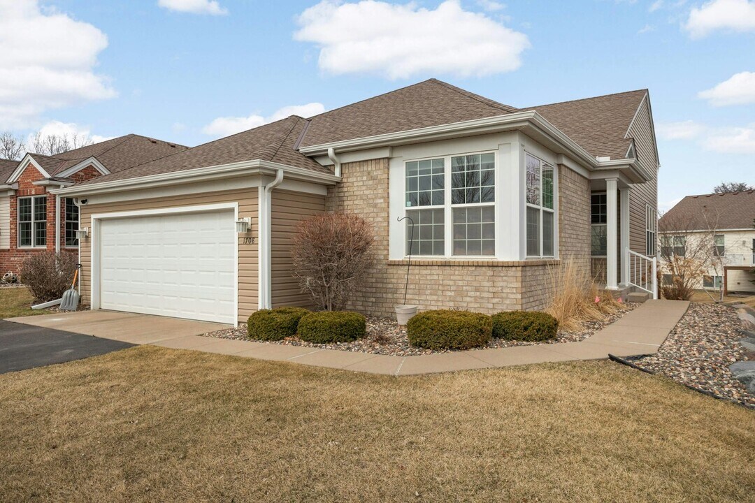 1708 Oakbrooke Way in Eagan, MN - Building Photo