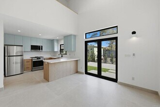 1065 Buena Vista Way in Carlsbad, CA - Foto de edificio - Building Photo