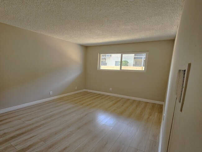8936 Cedros Ave in Van Nuys, CA - Foto de edificio - Building Photo