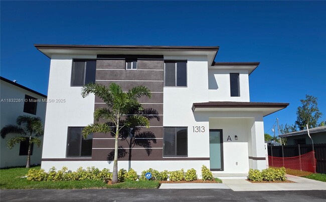 1313 NW 6th Ave in Florida City, FL - Building Photo - Building Photo