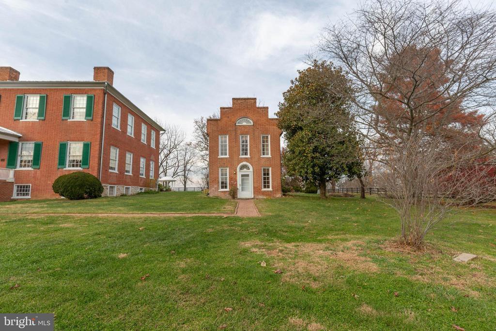 562 Smithfield Ln in Berryville, VA - Building Photo