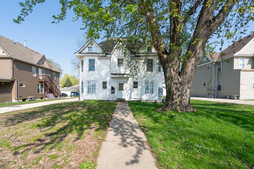 2110 College St in Cedar Falls, IA - Building Photo