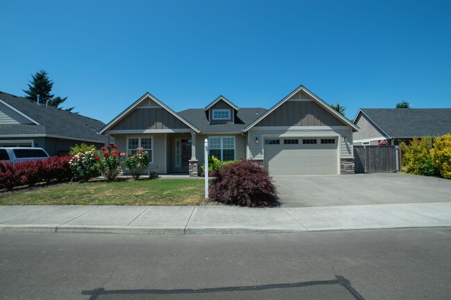 property at 1499 N Oak St