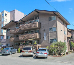 Estada Apartments in Seattle, WA - Building Photo - Building Photo