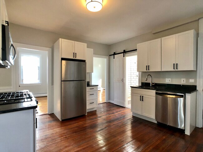 373 Wickenden St, Unit 2 in Providence, RI - Foto de edificio - Building Photo