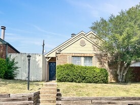 229 Teakwood Ln in Lewisville, TX - Building Photo