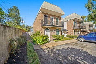 2010 Stoney Brook Dr in Houston, TX - Building Photo - Building Photo