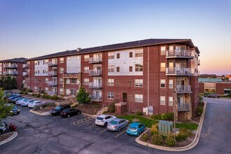 Six Points in West Allis, WI - Foto de edificio - Building Photo