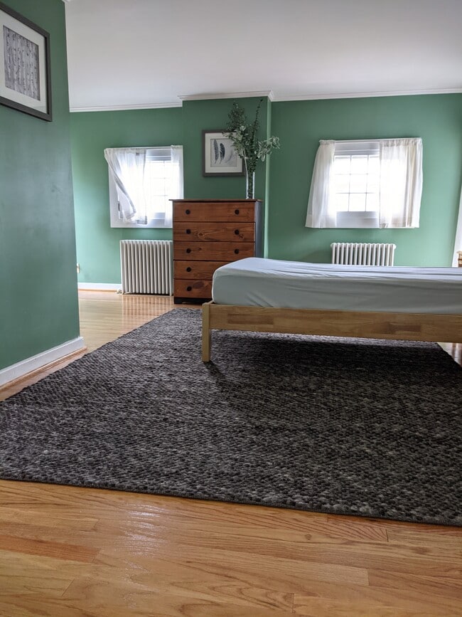 27 Howard St, Unit Green Room + Tan Bath in Bangor, ME - Building Photo - Building Photo