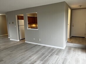 5 Parkside Ct, Unit #13 in Vernon Hills, IL - Building Photo - Building Photo