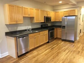 353 Grove St in Jersey City, NJ - Building Photo - Building Photo