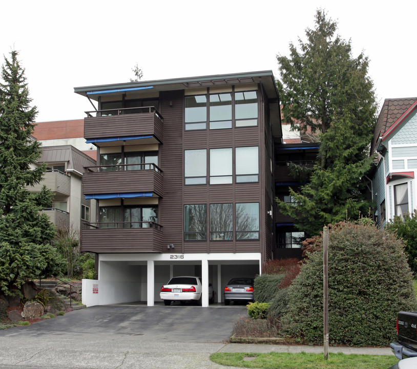 Royale Apartments in Seattle, WA - Building Photo