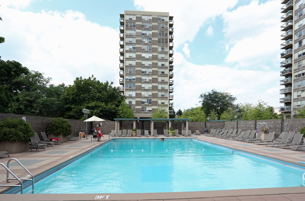 Juneau Village Towers Apartments in Milwaukee, WI